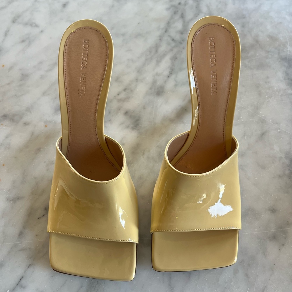 Bottega Veneta tan heels. Women's size 9/5.10. NEVER WORN.